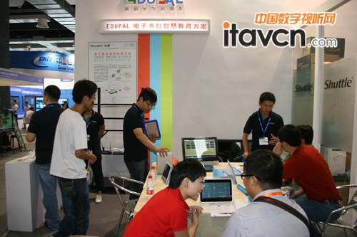 浩鑫工作人員正在講解EDUPAL智慧教育方案