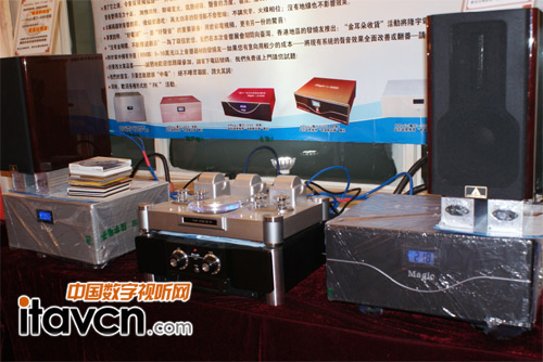 隆宇正在展示使用解碼器過(guò)后的聽音效果