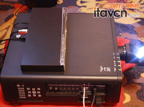 0.38:1���̽��R�^+��ƬDLPͶӰ�C����3D���wͶӰ