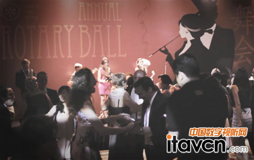 穿上20年代服飾的賓客在華麗的派對(duì)上舞動(dòng)