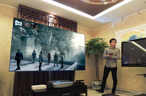 工作人員介紹產品