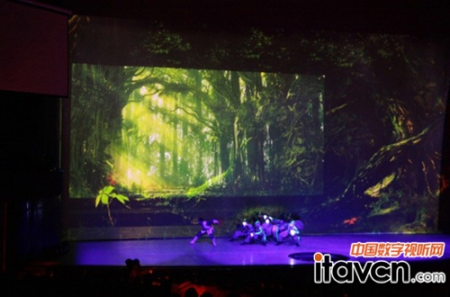 投影方面,共使用4臺科視Roadster S+22K-J 投影機,一臺科視Roadie HD+35K投影機