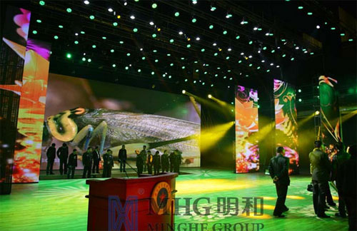 各位領(lǐng)導(dǎo)及專家對(duì)各設(shè)施設(shè)備進(jìn)行巡檢