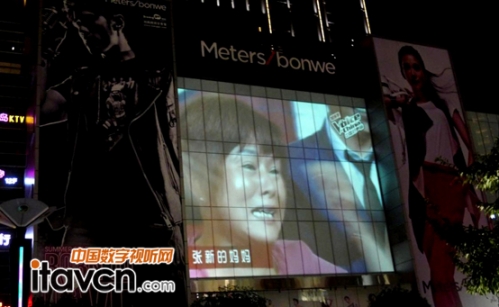 D8900上演巨屏外墻投影秀