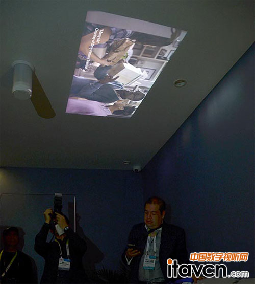 索尼防水微型投影機(jī) 躺著看