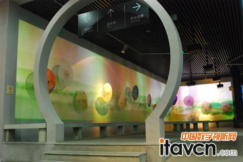 中國傘博物館中,多臺麗訊D5500拼接實現的唯美卷軸