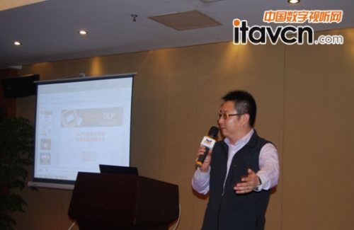 優派中國區投影機副總經理周軍先生介紹優派產品線和市場策略