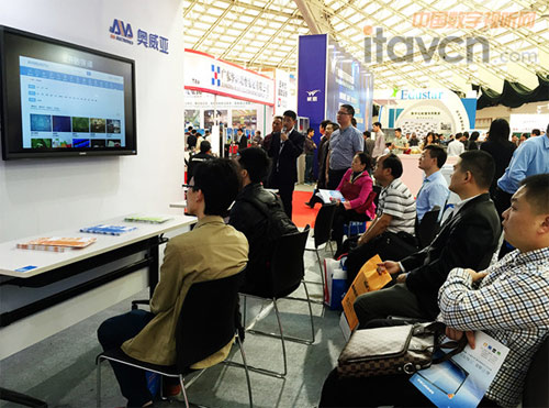 (AVA展示廳吸引了眾多與會者)