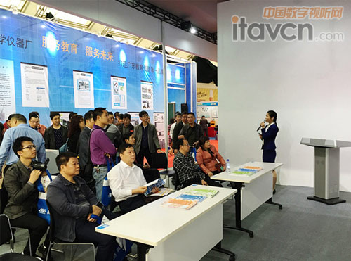 (AVA專業講師正在講解一師一優課解決方案)