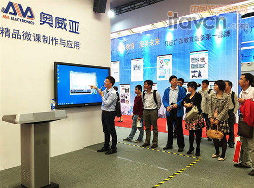 (工作人員和與會者積極互動)