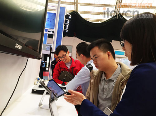 (微課體驗區與會者躍躍欲試)