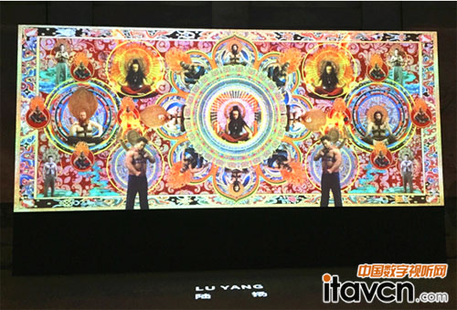 Vivitek(麗訊)D8800通過絢麗的光影效果和色彩將陸揚的《移動光背》完美展示