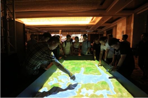 合作伙伴現場體驗由Vivitek(麗訊)DK8500Z打造的增強現實交互式沙盤解決方案