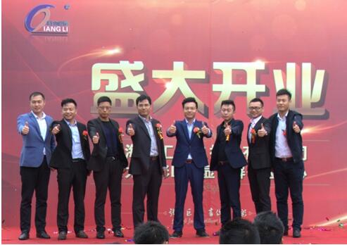 各界賓朋前來(lái)道賀