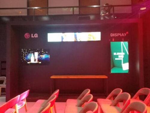 55寸墻紙型顯示器(左一、右一)、86寸LCD超寬條形顯示器現(xiàn)場展示