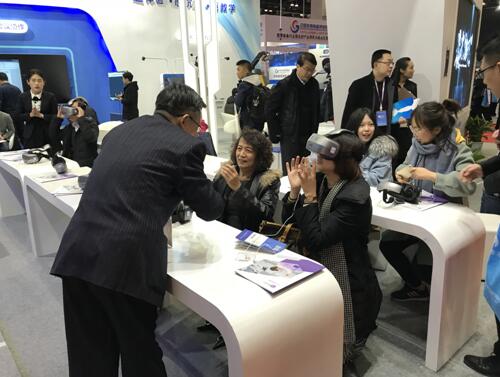 VR教學情景再現 引強烈關注