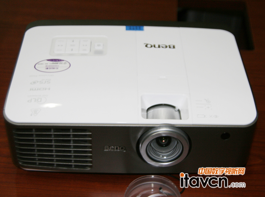 明基家用無線投影機W1500 01