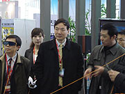 領導們紛紛表示,“3D電視的畫面效果很不錯!”